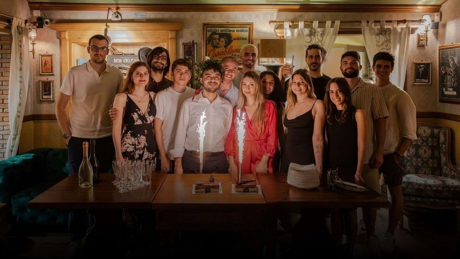 Un gruppo di amici festeggia alla tavolata del Lobelix con le candeline scintillanti